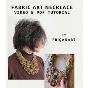 Op de afbeelding: Een stoffen kunstketting met een bloemmotief in bruin, groen en beige tinten. De ketting wordt gedragen door een persoon in een bruine trui. De afbeelding bevat de tekst "FABRIC ART NECKLACE VIDEO & PDF TUTORIAL BY PRIÇANART."
