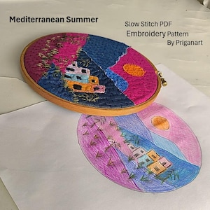 Może przedstawiać: Tamborek z kolorowym wzorem krajobrazu śródziemnomorskiego. Projekt przedstawia wioskę, słońce i morze w odcieniach różu, błękitu i pomarańczy. Widoczny jest tekst "Mediterranean Summer" i "Slow Stitch PDF Embroidery Pattern By Priganart".