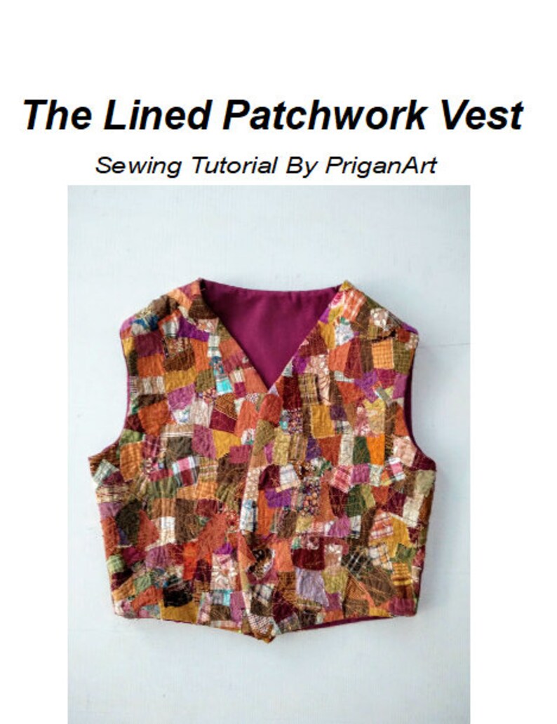 Op de afbeelding: Een patchwork vest met een bordeauxvoering. Het vest is gemaakt van verschillende stoffen in tinten bruin, oranje, rood en paars. Het vest heeft een V-hals en is open.