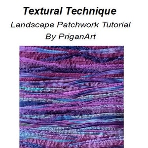 Pu&ograve; includere: Un primo piano di un patchwork di tessuto strutturato con una variet&agrave; di tonalit&agrave; di viola, blu e rosa. Il tessuto &egrave; disposto in strisce orizzontali, creando un effetto a strati. Il titolo "Textural Technique Landscape Patchwork Tutorial By PriganArt" &egrave; visibile nella parte superiore dell'immagine.