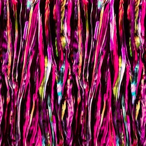 Puede incluir: Patr&oacute;n abstracto de rayas verticales en tonos de rosa, morado y negro. Las rayas son ligeramente onduladas y tienen un aspecto texturizado.