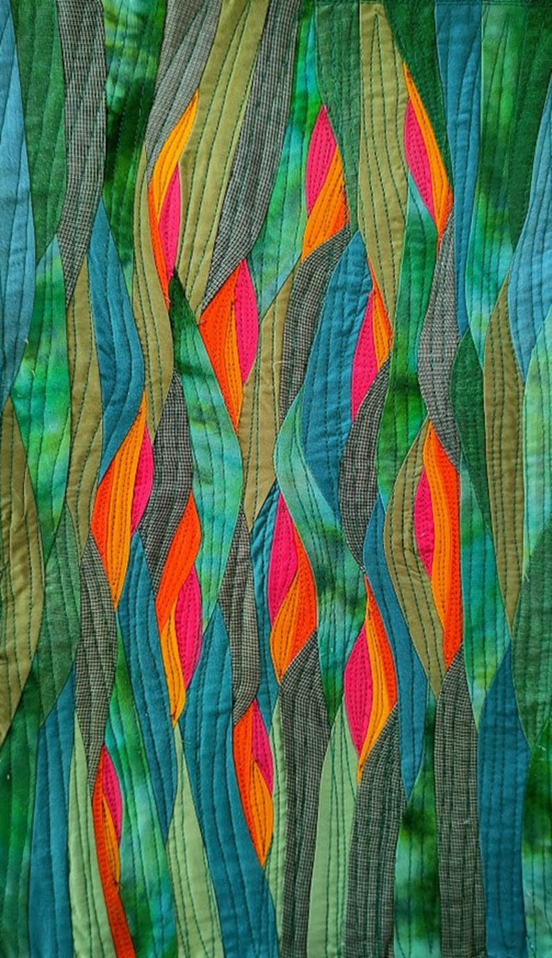 Peut inclure: Une courtepointe abstraite avec un motif de lignes courbes vertes, bleues, orange et roses. Les lignes sont cousues ensemble pour cr&eacute;er un design fluide et organique.