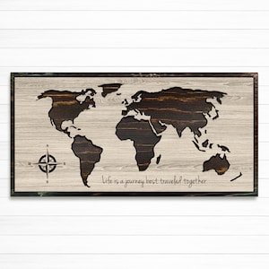 Décoration murale en forme de carte du monde sculptée dans le bois | personnalisez avec votre propre texte | Utilisez des punaises pour marquer les voyages passés, présents et futurs