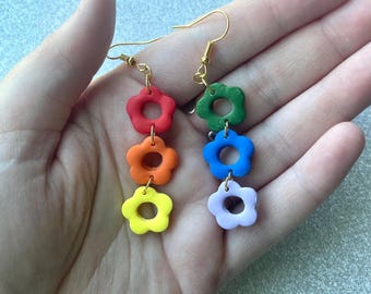 Boucles d'oreilles pendantes fleurs arc-en-ciel : bijoux de fierté faits main en argile polymère