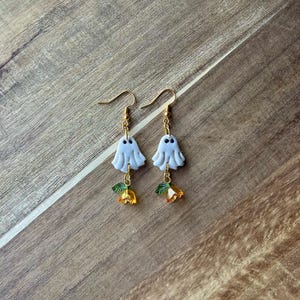 Kolczyki z motywem ducha i kwiatów, kolczyki z duchem i duchem, kolczyki z duchem na Halloween, kolczyki z kwiatami na Halloween, jesienne kolczyki z kwiatami, glina polimerowa