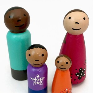 Familia birracial de cuatro miembros pintada a mano