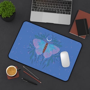 Cottagecore Moth Blue Desk Mat, Whimsical computer space Office Decor - Incantevole spazio di lavoro, tappetino da scrivania rosa, regalo estetico pastello per lei