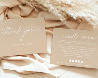 Può includere: Due biglietti beige con testo bianco. Il primo biglietto dice "Grazie" con un simbolo di cuore e "YOUR LOGO HERE". Il secondo biglietto dice "candle care" e include istruzioni per la cura delle candele. I biglietti sono su uno sfondo di tessuto beige con un ciuffo di erba della pampa secca.
