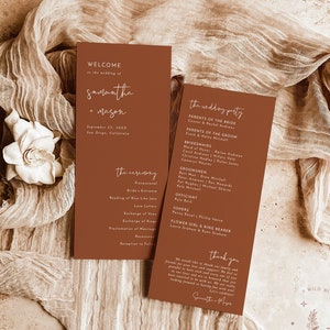 Może przedstawiać: Brązowy program ceremonii ślubnej z białym tekstem. Program zawiera przyjęcie weselne, ceremonię i podziękowanie od pary młodej. Tekst brzmi: "Witamy na ślubie Samanthy + Magona", "25 września 20XX", "San Diego, Kalifornia", "Ceremonia", "Przyjęcie weselne", "Rodzice panny młodej", "Rodzice pana młodego", "Druhny", "Druhny", "Oficjele", "Ushersi", "Dziewczynka z kwiatami i drużba", "Dziękujemy".