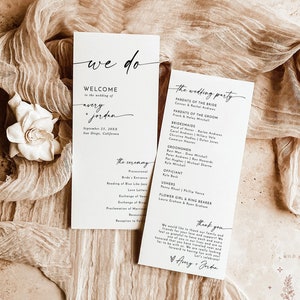 Könnte beinhalten: Hochzeitskarten-Set mit minimalistischem Design. Die Vorderseite der Karte zeigt die Worte "we do" in einer Schreibschrift. Die Rückseite der Karte enthält die Details der Hochzeitszeremonie und die Hochzeitsgesellschaft. Die Karte ist auf weißem Karton mit schwarzer Tinte gedruckt.