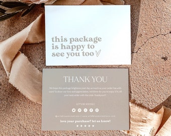Op de afbeelding: Een bedankkaart met een witte achtergrond en bruine tekst. De kaart zegt "this package is happy to see you too" en "THANK YOU". De kaart bevat ook een kortingscode voor 15% korting op de volgende bestelling.