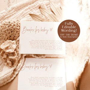 Może przedstawiać: Dwie karty zaproszeń na baby shower z napisem "Books for baby" w delikatnym r&oacute;żowym skrypcie. Karty zawierają prośbę do gości o przyniesienie książki zamiast kartki. Tło zawiera neutralne odcienie i elementy dekoracyjne.