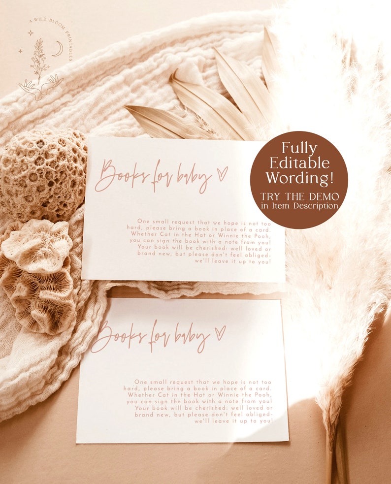 Może przedstawiać: Dwie karty zaproszeń na baby shower z napisem "Books for baby" w delikatnym r&oacute;żowym skrypcie. Karty zawierają prośbę do gości o przyniesienie książki zamiast kartki. Tło zawiera neutralne odcienie i elementy dekoracyjne.