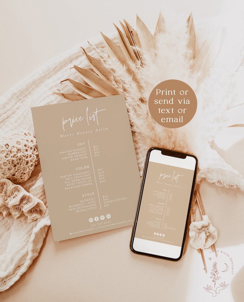 Pu&ograve; includere: Un listino prezzi beige e bianco per un salone di bellezza chiamato "Waves Beauty Salon". Il listino prezzi include servizi come tagli di capelli, colore e styling. Il listino prezzi &egrave; visualizzato su un telefono e un foglio di carta stampato. L'immagine include anche un motivo floreale decorativo.