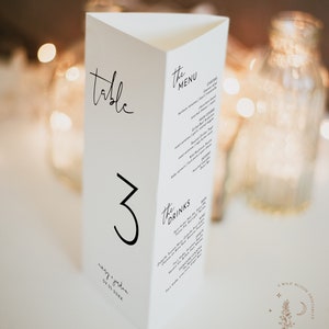 Números de mesa minimalistas com três dobras para casamento, números modernos de mesa de casamento, menu de mesa com três dobras, suporte de mesa triangular, modelo editável M4
