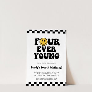 Op de afbeelding: Een zwart-wit geblokte rand omringt een witte uitnodiging met zwarte tekst. De tekst luidt "Four Ever Young" met een gele smiley met bliksemschichten als ogen. De uitnodiging is voor Brady's vierde verjaardag. De feestdetails omvatten de datum, tijd, locatie en RSVP-informatie.