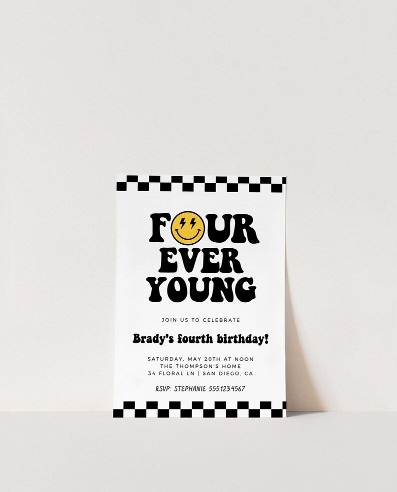 Op de afbeelding: Een zwart-wit geblokte rand omringt een witte uitnodiging met zwarte tekst. De tekst luidt "Four Ever Young" met een gele smiley met bliksemschichten als ogen. De uitnodiging is voor Brady's vierde verjaardag. De feestdetails omvatten de datum, tijd, locatie en RSVP-informatie.