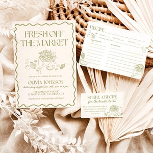 K&ouml;nnte beinhalten: Eine gr&uuml;ne und wei&szlig;e Einladung zu einer Bridal Shower mit dem Text "Fresh Off The Market" und einem Strau&szlig; aus Obst und Gem&uuml;se. Die Einladung enth&auml;lt den Namen der Braut, das Datum und die Uhrzeit der Veranstaltung sowie den Ort. Es gibt auch eine Rezeptkarte mit dem Text "Share A Recipe for the Bride-to-be".