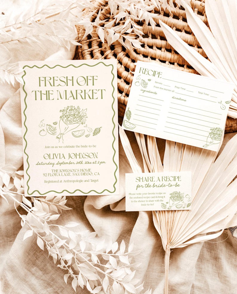 K&ouml;nnte beinhalten: Eine gr&uuml;ne und wei&szlig;e Einladung zu einer Bridal Shower mit dem Text "Fresh Off The Market" und einem Strau&szlig; aus Obst und Gem&uuml;se. Die Einladung enth&auml;lt den Namen der Braut, das Datum und die Uhrzeit der Veranstaltung sowie den Ort. Es gibt auch eine Rezeptkarte mit dem Text "Share A Recipe for the Bride-to-be".