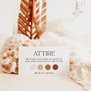 Puede incluir: Una tarjeta blanca con la palabra "ATTIRE" en texto negro. La tarjeta tambi&eacute;n incluye el texto "Les animamos a nuestros invitados a que vistan estos colores para nuestro d&iacute;a especial" y una paleta de colores de cuatro c&iacute;rculos en tonos beige, marr&oacute;n y naranja. La tarjeta tambi&eacute;n incluye el texto "Corbata negra opcional".