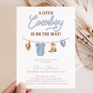 Modello di invito per baby shower da cowboy, invito per un piccolo cowboy in arrivo, baby shower blu polvere per bambini, stendibiancheria da cowboy, C1
