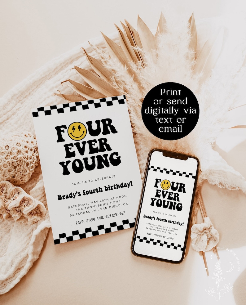 Op de afbeelding: Een zwart-witte verjaardagsuitnodiging met een geruite rand. De uitnodiging heeft een geel smiley-gezicht met bliksemschichten en de tekst "Four Ever Young". De uitnodiging is voor Brady's vierde verjaardag en bevat de datum, tijd, locatie en RSVP-informatie.