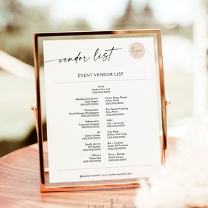Pu&ograve; includere: Un cartello con cornice dorata, sfondo bianco e testo nero elenca i fornitori per un matrimonio. Il cartello include la location, il coordinatore di matrimonio, il fotografo, il videomaker, il DJ, il servizio navetta, l'officiante, il fiorista, il catering, l'artista di trucco e parrucco, il pasticcere, il bar e il noleggio di decorazioni.