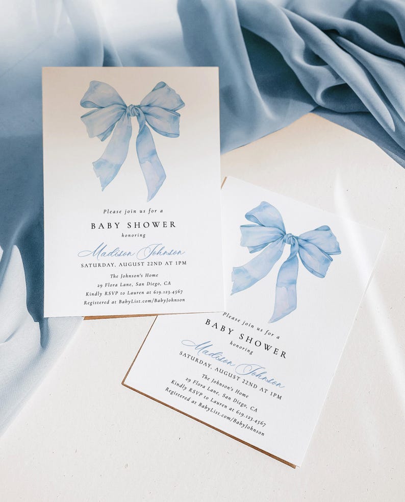 Może przedstawiać: Dwa zaproszenia na baby shower z akwarelowym wzorem niebieskiej kokardy. Zaproszenia zawierają tekst "BABY SHOWER w hołdzie dla Madison Johnson" oraz szczeg&oacute;ły wydarzenia. Zaproszenia są na białym tle.