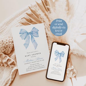Może przedstawiać: Zaproszenie na baby shower z jasnoniebieską akwarelową kokardą. Zaproszenie zawiera szczeg&oacute;ły wydarzenia i możliwość wydrukowania lub wysłania cyfrowo SMS-em lub e-mailem. Smartfon wyświetla ten sam projekt.