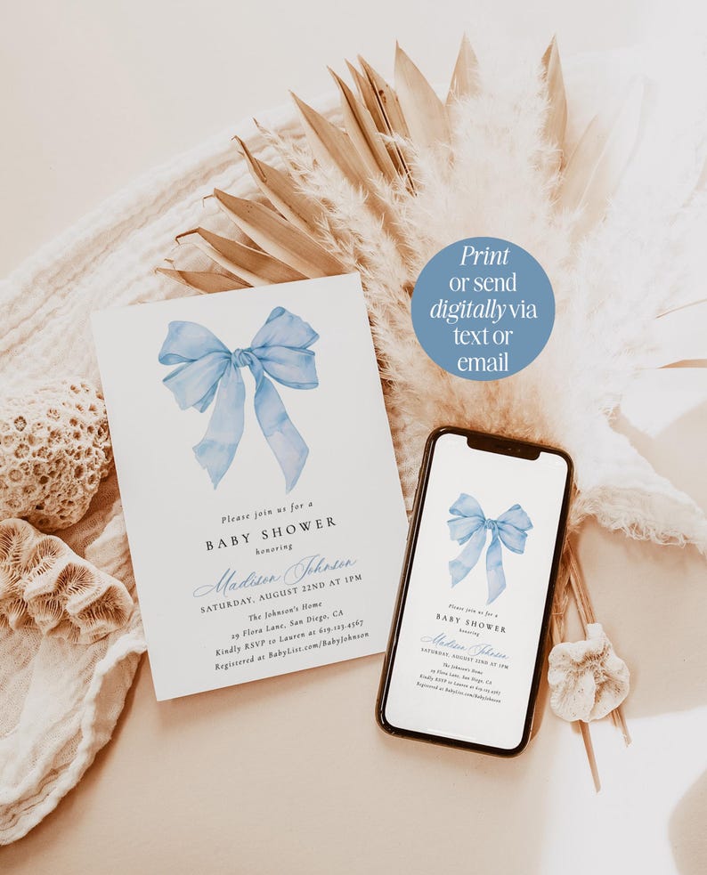 Może przedstawiać: Zaproszenie na baby shower z jasnoniebieską akwarelową kokardą. Zaproszenie zawiera szczeg&oacute;ły wydarzenia i możliwość wydrukowania lub wysłania cyfrowo SMS-em lub e-mailem. Smartfon wyświetla ten sam projekt.
