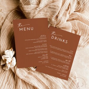 Puede incluir: Una tarjeta marrón con la palabra "The Menu" en escritura blanca en la parte superior. El menú enumera aperitivos, platos principales y postres. Una segunda tarjeta marrón con la palabra "The Drinks" en escritura blanca en la parte superior. El menú de bebidas enumera vino, cerveza, licores y cócteles.