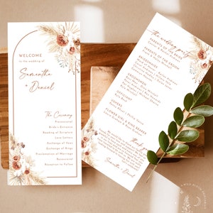 Puede incluir: Un programa de ceremonia de boda con un diseño floral que incluye hierba de la pampa seca y flores de color rosa claro. El programa incluye los nombres Samantha y Daniel, la fiesta de bodas y el orden de la ceremonia.
