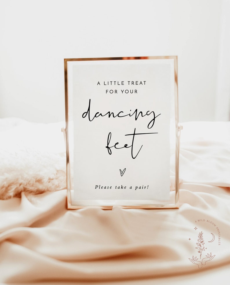 Op de afbeelding: Een gouden lijst met de tekst "A little treat for your dancing feet" en een hartje. Het bord zegt ook "Please take a pair!"