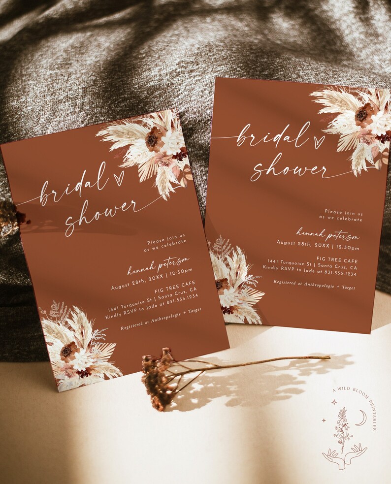 Może przedstawiać: Dwie brązowe karty z zaproszeniem z białym tekstem i kwiatowymi ilustracjami. Tekst brzmi "bridal shower" i zawiera datę, godzinę, miejsce i informacje RSVP na wiecz&oacute;r panieński dla Hannah Peterson.