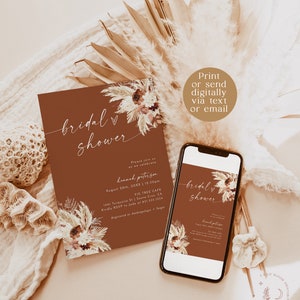 Może przedstawiać: Brązowa karta zaproszenia z kwiatowym wzorem i tekstem "bridal shower" w białym stylu pisma odręcznego. Zaproszenie zawiera imię panny młodej, datę, godzinę i miejsce. Karta jest wyświetlana obok smartfona z podobnym wzorem i tekstem.