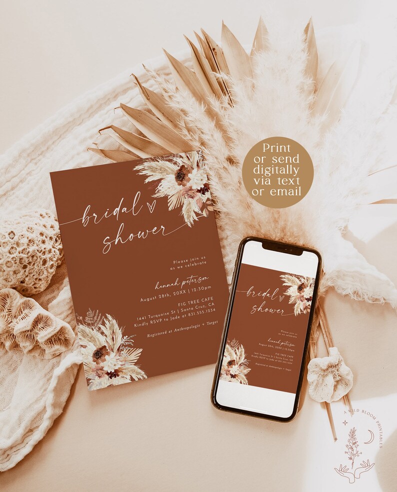 Może przedstawiać: Brązowa karta zaproszenia z kwiatowym wzorem i tekstem "bridal shower" w białym stylu pisma odręcznego. Zaproszenie zawiera imię panny młodej, datę, godzinę i miejsce. Karta jest wyświetlana obok smartfona z podobnym wzorem i tekstem.