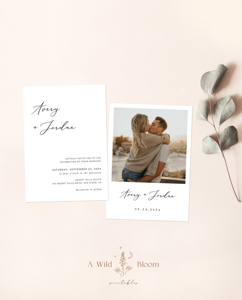 Może przedstawiać: Zaproszenie ślubne z fotografią pary całującej się. Zaproszenie jest białe z czarnym tekstem i zawiera napis "Avery + Jordan" oraz "Sobota, 24 września 2024".