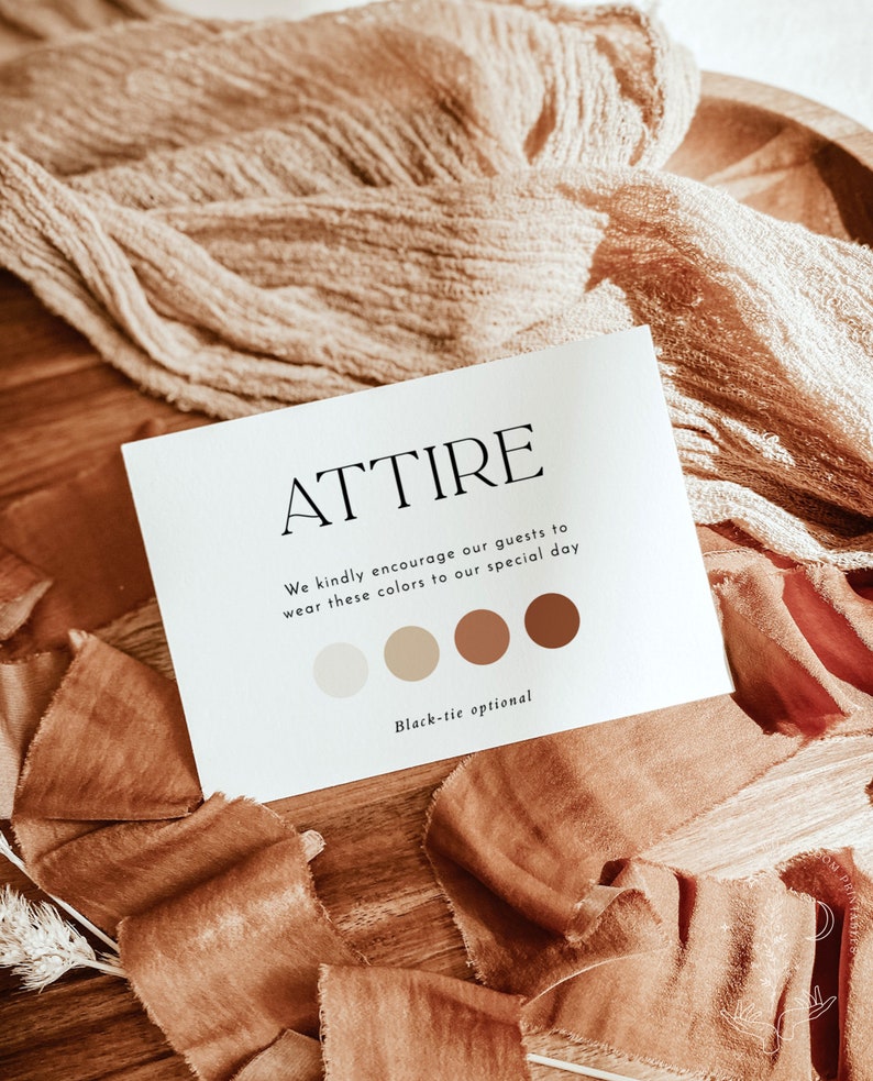 Puede incluir: Una tarjeta blanca con la palabra "ATTIRE" en texto negro. La tarjeta anima a los invitados a usar colores de una paleta de cuatro c&iacute;rculos: blanco, beige, marr&oacute;n claro y marr&oacute;n. El texto tambi&eacute;n dice "Black-tie opcional".
