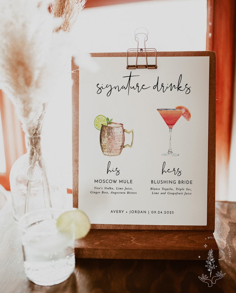 K&ouml;nnte beinhalten: Ein wei&szlig;es Schild mit dem Text "signature drinks" oben. Das Schild ist in zwei Abschnitte unterteilt, einen f&uuml;r "ihn" und einen f&uuml;r "sie". Der Abschnitt "ihn" zeigt eine Zeichnung eines Moscow Mule und den Text "Moscow Mule" mit den aufgef&uuml;hrten Zutaten. Der Abschnitt "sie" zeigt eine Zeichnung eines Cocktails und den Text "Blushing Bride" mit den aufgef&uuml;hrten Zutaten. Das Schild enth&auml;lt auch den Text "AVERY + JORDAN | 09.24.2025".