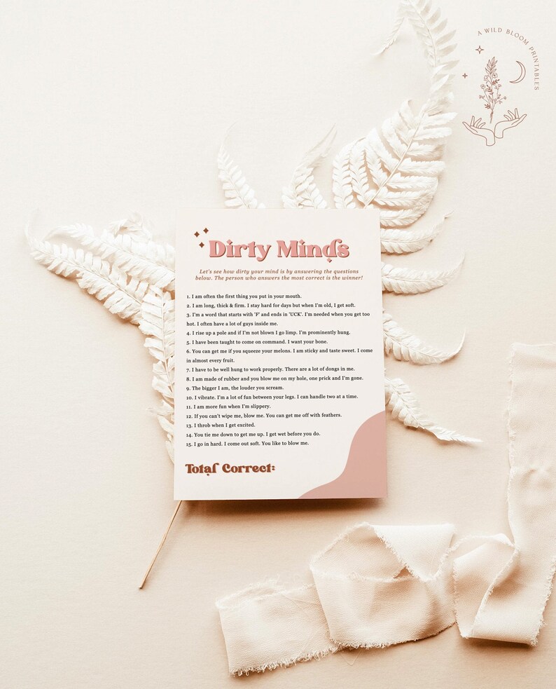 Puede incluir: Una tarjeta de juego imprimible rosa y blanca con el t&iacute;tulo "Dirty Minds" y una lista de 15 preguntas. Las preguntas son sugestivas y tienen un doble significado. La tarjeta tambi&eacute;n incluye el texto "Total Correct:"