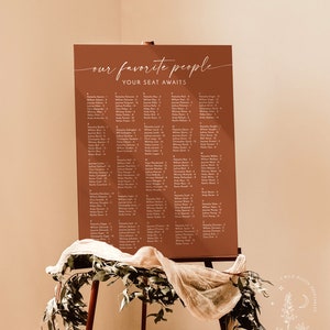 Signo de tabla de asientos alfabético minimalista, cartel de tabla de asientos de boda moderna, tabla de asientos de nuestra gente favorita, signo de boda de otoño T2