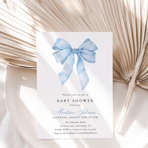 Może przedstawiać: Zaproszenie na baby shower z akwarelową niebieską kokardą. Zaproszenie zawiera tekst "Please join us for a BABY SHOWER honoring Madison Johnson" oraz szczeg&oacute;ły wydarzenia. Projekt jest na białym tle.