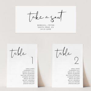 Pu&ograve; includere: Due carte bianche con calligrafia nera. La carta superiore dice "take a seat" con i nomi Rebecca e Peter, la posizione Santa Cruz, CA, e la data 09.25.20XX. Le due carte inferiori sono carte di posti a sedere con il testo "tavolo 1" e "tavolo 2" e un elenco di nomi per ogni tavolo.