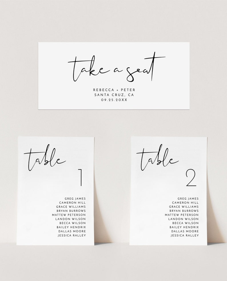 Pu&ograve; includere: Due carte bianche con calligrafia nera. La carta superiore dice "take a seat" con i nomi Rebecca e Peter, la posizione Santa Cruz, CA, e la data 09.25.20XX. Le due carte inferiori sono carte di posti a sedere con il testo "tavolo 1" e "tavolo 2" e un elenco di nomi per ogni tavolo.