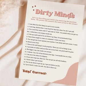 Puede incluir: Una tarjeta imprimible rosa y blanca con el texto "Dirty Mind's" en negrita, en rosa. La tarjeta presenta una lista de 15 preguntas, cada una comenzando con "Soy..." y terminando con una declaraci&oacute;n sugerente. La tarjeta tambi&eacute;n incluye el texto "Total Correct:" en la parte inferior.