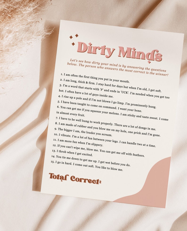 Puede incluir: Una tarjeta imprimible rosa y blanca con el texto "Dirty Mind's" en negrita, en rosa. La tarjeta presenta una lista de 15 preguntas, cada una comenzando con "Soy..." y terminando con una declaraci&oacute;n sugerente. La tarjeta tambi&eacute;n incluye el texto "Total Correct:" en la parte inferior.