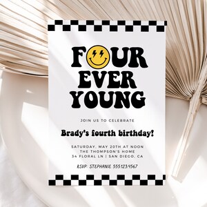 Op de afbeelding: Een witte uitnodigingskaart met zwarte tekst is omgeven door een zwart-witte geruite rand. De tekst luidt "Four Ever Young" met een gele smiley met bliksemschichten als ogen. De uitnodiging is voor Brady's vierde verjaardag. De feestdetails omvatten de datum, tijd, locatie en RSVP-informatie.