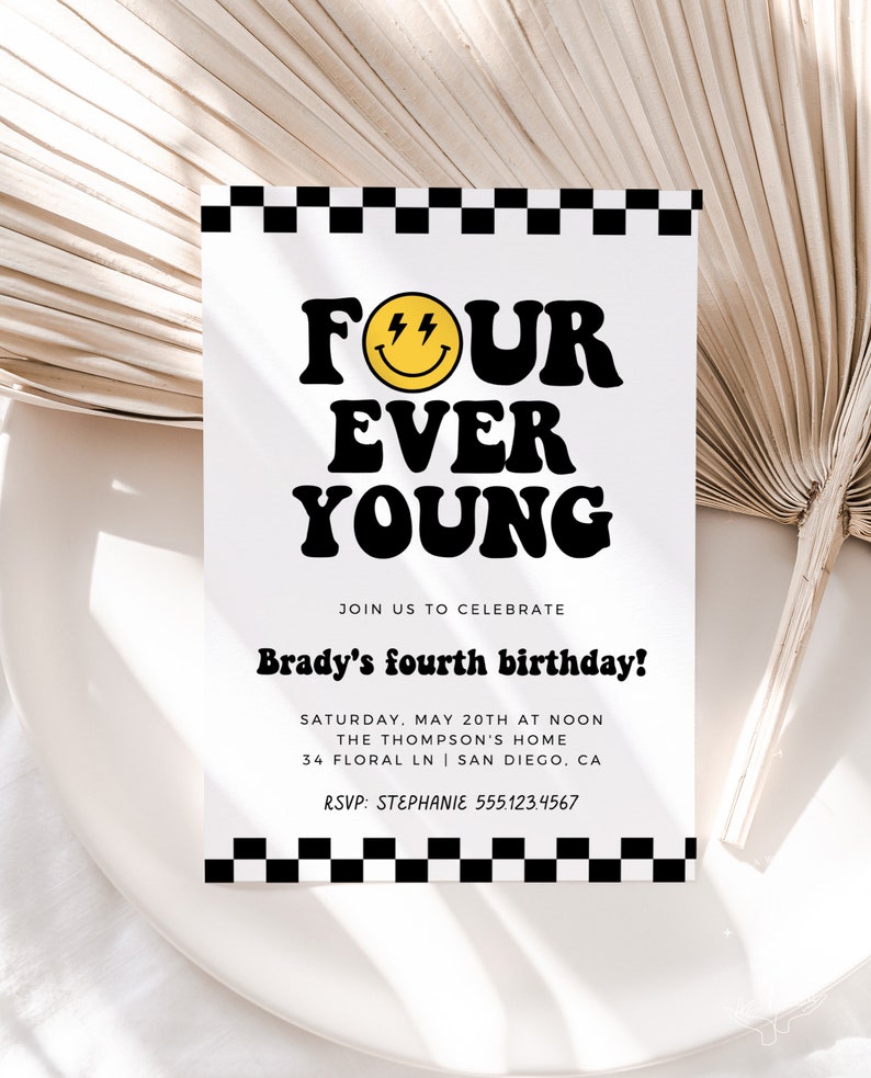 Op de afbeelding: Een witte uitnodigingskaart met zwarte tekst is omgeven door een zwart-witte geruite rand. De tekst luidt "Four Ever Young" met een gele smiley met bliksemschichten als ogen. De uitnodiging is voor Brady's vierde verjaardag. De feestdetails omvatten de datum, tijd, locatie en RSVP-informatie.
