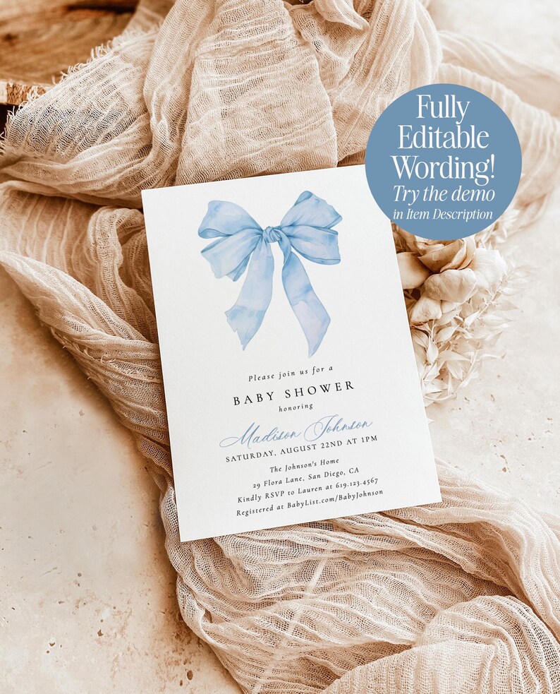 Może przedstawiać: Zaproszenie na baby shower z akwarelową niebieską kokardą. Zaproszenie zawiera szczeg&oacute;ły wydarzenia: "Baby Shower ku czci Madison Johnson, sobota, 22 sierpnia o 13:00". Widoczny jest r&oacute;wnież tekst "Fully Editable Wording! Try the demo in Item Description".