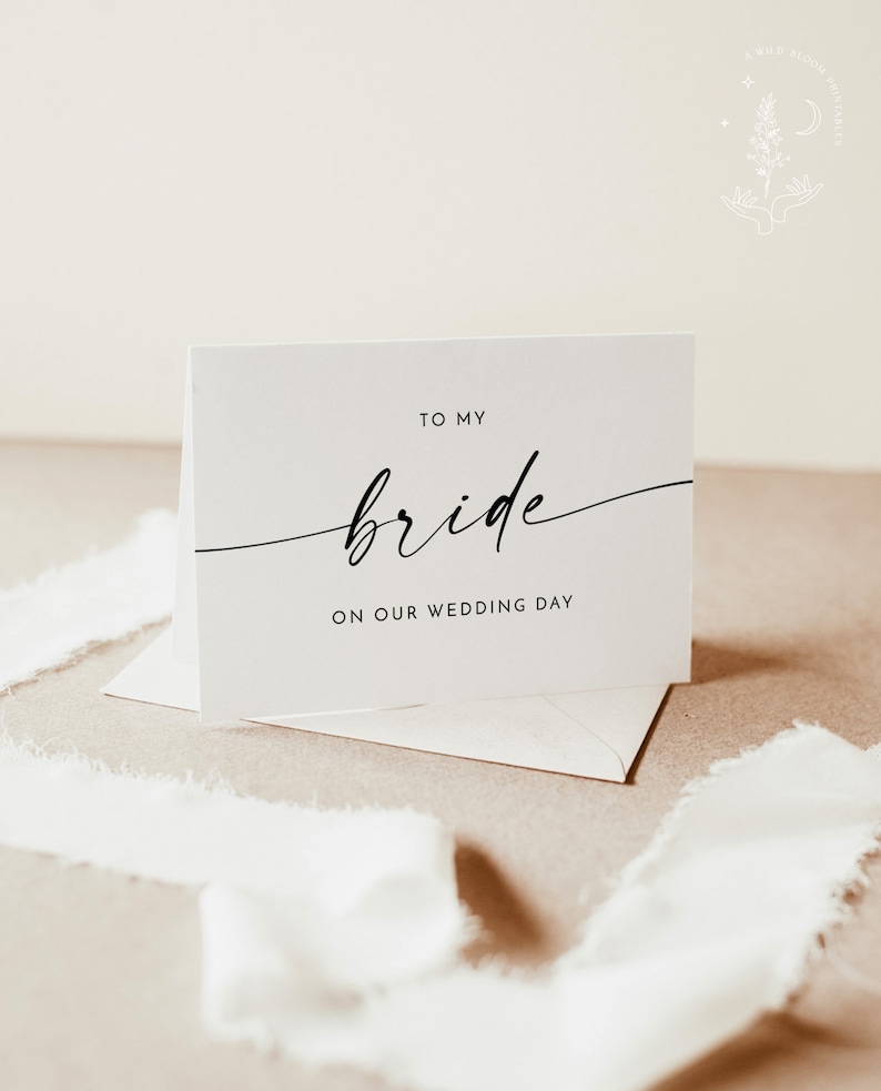 Op de afbeelding: Een witte kaart met zwarte tekst die "To my bride on our wedding day" zegt.